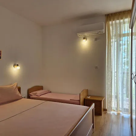 ния, райска градина / Garden Of Eden Apartmán *